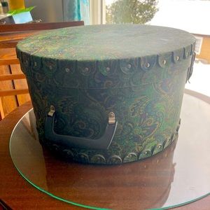 Vintage hat box with snap sides